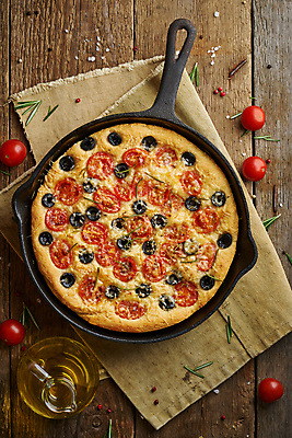 포토 JPG 해외이미지 전통 토마토 피자 사람없음 프라이팬 이탈리아음식 올리브오일 올리브 로즈메리 포카치아 나무배경 해외202309 해외포토 열매 빵 백그라운드 채소 주방용품 패스트푸드 서양음식 기름_음식 허브 파일형식