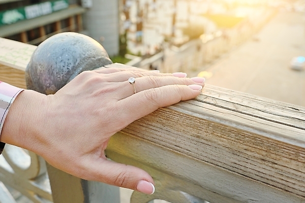 포토 JPG 해외이미지 백인 1 라이프스타일 손 여자 신체 손가락 엄마 건강 사람 성인 사람없음 야외 뷰티 화장품 흰색 신선 반지 주름 닫기 중앙 손톱관리 피부 크림 부드러움 반대 내추럴 프랑스어 순서 돌봄 리프팅 옛날 노화 해외202309 해외포토 서양인 문자 컬러 컨셉 장신구 가족 모션 생활 신체부위 감각 네일아트 파일형식