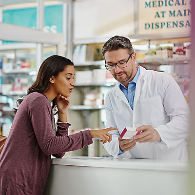 포토 JPG 해외이미지 여자 남자 실내 설명 상반신 성인 두명 앞모습 옆모습 판매 의료진 약국 보여주기 약사 성인만 해외202309 해외포토 직업 뷰포인트 의학 모션 사람 내부 파일형식