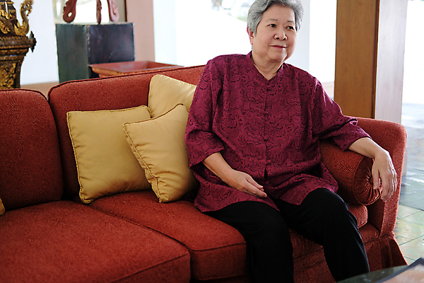 포토 JPG 해외이미지 라이프스타일 가구 의자 베개 호텔 휴식 주택 한명 야외 내부 장식 소파 방 회색 갑판 휴양지 리빙 옛날 스타일 안락 해외202309 해외포토 1 컬러 생활용품 컨셉 배_교통 침구 숙소 사람 건물 생활 장소 파일형식