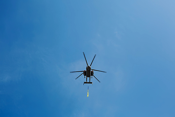 포토 JPG 해외이미지 구름 실루엣 산업 무기 스포츠 여행 백그라운드 비즈니스 교통시설 모션 하늘 바닥 비행기 사람없음 야외 파란색 우주 검은색 힘 흰색 나사 깃발 헬리콥터 파일럿 항공 속도 군용 쇼 엔진 항공촬영 우크라이나 해외202309 해외포토 자연요소 직업 유럽 뷰포인트 컬러 교통 항공교통 대중교통 군대 촬영기법 공구 시설 파일형식