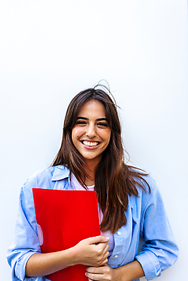 포토 JPG 해외이미지 모델 직업 학생 응시 여자 교육 행복 얼굴 백그라운드 교실 학교 거리 한명 서기 웃음 사람 책 빨간색 스터디 뷰티 카메라 잡기 자신감 만족 싱글 대학교 폴더 셀프 장학금 해외202309 해외포토 1 시선 감정 컬러 모션 표정 신체부위 전자제품 학습 파일 파일형식 지원금
