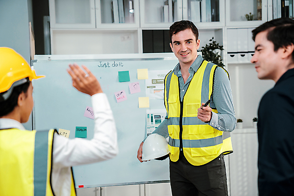 포토 JPG 해외이미지 여자 남자 회의 협력 책장 상반신 성인 옆모습 세명 사무실 손들기 직장인 엔지니어 안전모 화이트보드 안전조끼 성인만 해외202309 해외포토 직업 뷰포인트 가구 비즈니스 모션 사람 기술자 헬멧 안전장비 파일형식