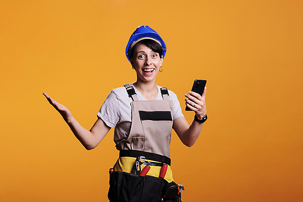포토 JPG 해외이미지 여자 한명 들기 상반신 성인 앞모습 스마트폰 안전모 건축가 건축업자 성인여자한명만 해외포토 직업 1 건축 뷰포인트 모션 사람 핸드폰 스마트기기 헬멧 안전장비 여자한명만 성인여자만 파일형식