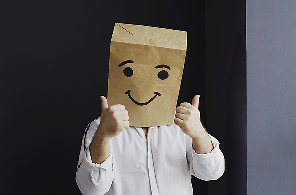 포토 JPG 해외이미지 남자 얼굴 표정 한명 상반신 성인 앞모습 종이봉투 가림 따봉 성인남자한명만 해외202309 해외포토 1 뷰포인트 모션 봉투 사람 신체부위 최고 남자한명만 성인남자만 파일형식