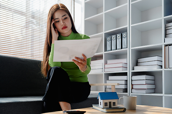 포토 JPG 해외이미지 응시 여자 종이 돈 비즈니스 아파트 주택 한명 앉기 성인 금융 노트북 소파 독서 계산기 절약 신용카드 비교 계산 좌절 가난 충돌 실업 명상 고민 문서 결제 충격 긴장 불만 파산 대출 빚 마감 세금 심각 예산 위기 적자 혼란 코로나바이러스 해외202309 해외포토 1 시선 감정 컨셉 의자 모션 문구용품 사람 건물 경제 전자제품 장비 재산 바이러스 파일형식