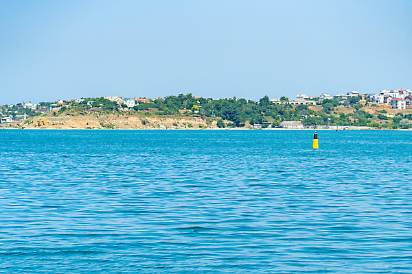 포토 JPG 해외이미지 유럽 바다 여행 건축양식 자연 하늘 등대 항해 안테나 풍경 사람없음 건물 물 여름 파란색 빛 햇빛 태양 뷰티 탑 항구 검은색 바위 만 보트 망토 속도 러시아 네비게이션 랜드마크 러시아인 순찰 옛날 해외202309 해외포토 자연요소 서양인 건축물 계절 건축 나라 컬러 배_교통 통신 교통시설 돌_바위 생태계 파일형식