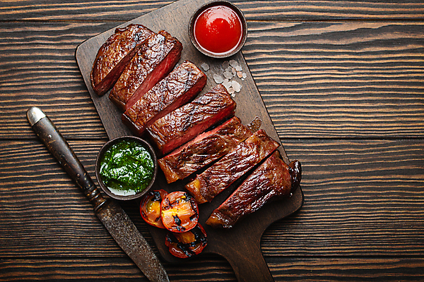 포토 JPG 해외이미지 토마토 육류 스테이크 사람없음 신선 나이프 슬라이스 나무도마 나무배경 해외202309 해외포토 식기 백그라운드 채소 식재료 도마 서양음식 목재 칼 파일형식