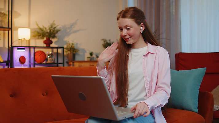포토 JPG 해외이미지 백인 학생 응시 여자 어린이 이어폰 거실 통신 아파트 주택 실내 말하기 대화 한명 사람 10대 노트북 교사 공책 인사 작업 어플리케이션 사이버 고객 상담 긍정 부름 생강 온라인 동영상 주근깨 공유 빨간머리 블로거 화상통화 가상 1인미디어 해외202309 해외포토 서양인 직업 1 헤어스타일 시선 음향기기 컨셉 채소 모션 청소년 문구용품 내부 건물 전자제품 예절 점 방송 통화 파일형식