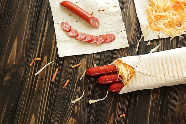 포토 JPG 해외이미지 사람없음 당근 소시지 지저분함 양배추 슬라이스 케밥 양배추샐러드 피타 나무배경 해외202309 해외포토 음식 빵 백그라운드 채소 뿌리채소 샐러드 감각 가공식품 파일형식