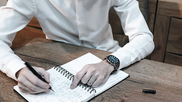 포토 JPG 해외이미지 시계 생각 CEO 직장 한명 금융 사무실 독서 펜 견본 수확 작업 직장인 비즈니스맨 자신감 종업원 책상 계약 확인 사인 경영자 상업 긍정 결재 경례 환영 책임자 경영 해외202309 해외포토 직업 1 남자 감정 가구 컨셉 농업 회사 비즈니스 사람 경제 필기구 인사 리더 파일형식