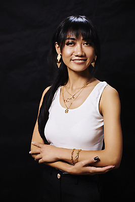 포토 JPG 해외이미지 모델 라이프스타일 옷 여자 행복 백그라운드 한명 사람 동양인 성인 뷰티 유행 우주 흰색 자신감 우아함 시원함 베트남 스타일 해외202309 해외포토 1 감정 컬러 컨셉 인종 생활 동남아시아 파일형식