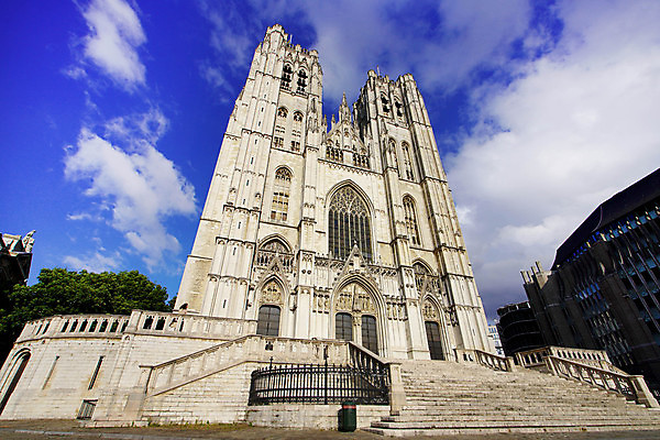 포토 JPG 해외이미지 구름 유럽 기독교 종교 여행 건축양식 창문 유리 하늘 미술 한명 건물 파란색 도시풍경 뷰티 성당 교회 탑 천주교 흰색 도시 중세 역사 성자 벨기에 타운 천연기념물 고딕 랜드마크 브뤼셀 수도권 신앙심 옛날 해외202309 해외포토 자연요소 1 건축물 건축 나라 컬러 종교건축 재질 문화예술 사람 풍경 지역 서유럽 파일형식