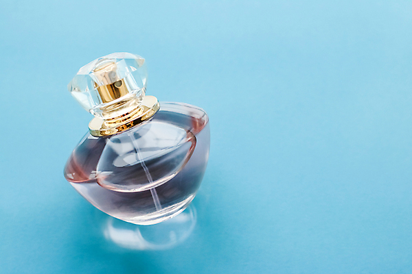 포토 JPG 해외이미지 사람없음 한개 반사 향수 오브젝트 파란배경 향기 향수병 해외202309 해외포토 1 백그라운드 파란색 화장품 냄새 병_담는 파일형식