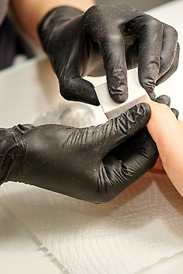 포토 JPG 해외이미지 손 여자 성인 두명 신체부위 잡기 손톱관리 위생장갑 네일샵 손톱버퍼 키친타올 성인여자만 해외202309 해외포토 장갑 모션 사람 상점 미용용품 화장지 네일아트 여자만 성인만 파일형식