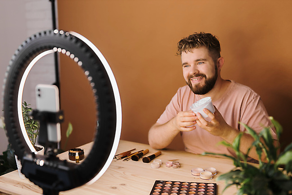 포토 해외이미지 남자 중년 전등 실내 한명 상반신 앞모습 스마트폰 화장 화장용품 방송 화장대 과정 리뷰 소셜네트워크 중년남자한명만 크리에이터 뷰티크리에이터 1인미디어 영상촬영 해외202309 해외포토 직업 1 뷰포인트 가구 컨셉 조명 사람 성인 내부 핸드폰 스마트기기 뷰티 촬영 미용용품 남자한명만 중년남자만 파일형식