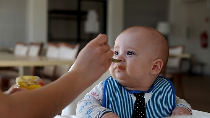 포토 JPG 해외이미지 전통 손 교육 행복 얼굴 어린이 음식 가족 건강 사랑 한명 사람 앉기 소년 주방 숟가락 식사 저녁식사 육아 흰색 축하 아기 잡기 입 아침식사 먹기 배고픔 노력 걸음마 돌봄 핸드메이드 해외202309 해외포토 1 남자 감정 컬러 컨셉 관계 모션 수저 신체부위 파일형식