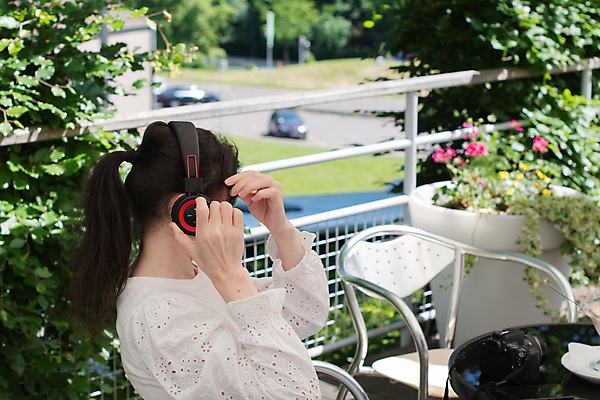 포토 JPG 해외이미지 백인 라이프스타일 여자 감정 음악 탁자 휴식 스트레스 갈색머리 한명 사람 앉기 뷰티 디지털 헤드폰 소리 카페 듣기 낭만 추위 슬픔 자신감 서핑 고독 명상 오디오 긴장 다락방 단절 멜로디 우울감 우울증 혼자 안락 해외202309 해외포토 서양인 1 헤어스타일 음향기기 가구 컨셉 모션 문화예술 생활 전자제품 상점 수상스포츠 질병 파일형식