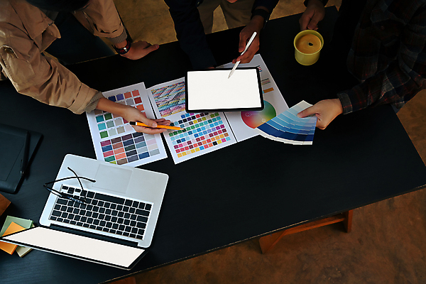 포토 JPG 해외이미지 여자 남자 성인 세명 노트북 하이앵글 태블릿 사무실 연필 머그컵 업무 디자이너 책상 컬러리스트 성인만 태블릿펜 해외202309 해외포토 컬러칩 직업 뷰포인트 가구 비즈니스 학용품 사람 컵 전자제품 스마트기기 필기구 펜 작업 파일형식