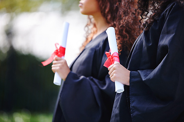 포토 JPG 해외이미지 서양인 여자 학교 졸업식 졸업생 들기 상반신 성인 두명 옆모습 졸업가운 졸업장 성인여자만 해외202309 해외포토 외국인 교육 뷰포인트 졸업 모션 사람 가운 여자만 성인만 파일형식