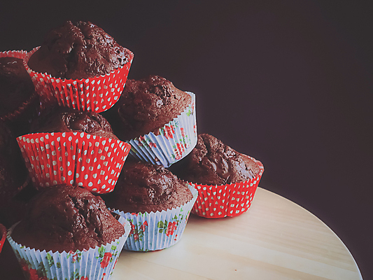 포토 JPG 해외이미지 디저트 사람없음 달콤 컵케이크 포장지 머핀 초콜릿머핀 해외202309 해외포토 음식 빵 포장 케이크 맛 파일형식