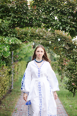 포토 JPG 해외이미지 백인 모델 전통 라이프스타일 긴머리 드레스 여자 행복 유럽 문화 백그라운드 셔츠 친절 한명 야외 초록색 여름 파란색 금발 뷰티 유행 자유 흰색 심볼 자수 애국심 독립 민화 우크라이나 전국 해외202309 해외포토 서양인 1 헤어스타일 옷 계절 감정 나라 컬러 컨셉 상의 사람 생활 그림 파일형식