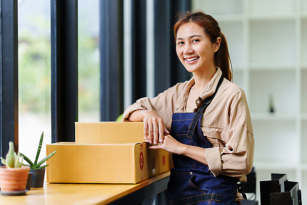 포토 JPG 해외이미지 여자 사업가 한명 웃음 상반신 성인 옆모습 기댐 작업 비즈니스우먼 사장 택배상자 성인여자한명만 해외202309 해외포토 직업 1 뷰포인트 비즈니스 모션 표정 사람 상자 직장인 택배 여자한명만 성인여자만 파일형식