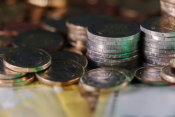 포토 JPG 해외이미지 1 유럽 종이 지폐 돈 비즈니스 사람없음 금융 경제 노란색 달러 금속 동전 쪽지 저축 유로 변화 시장 재산 황금 투자 계산서 대출 빚 센트 해외202309 해외포토 나라 컬러 컨셉 재질 파일형식