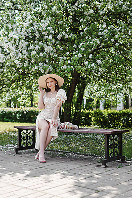 포토 JPG 해외이미지 전신 공원 여자 꽃 잎 벤치 목걸이 한명 앉기 성인 야외 귀걸이 봄 밀짚모자 쉬폰원피스 성인여자한명만 네트백 해외202309 해외포토 식물 모자_잡화 1 계절 원피스 공공시설 의자 가방 장신구 모션 사람 여자한명만 성인여자만 파일형식