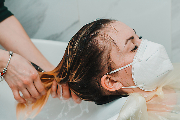 포토 JPG 해외이미지 헤어스타일 관리 가면 한명 성인 치료 물 머리 유행 상점 장비 젖음 잡기 씻기 빨래 미용사 이발 고객 싱크대 그림 샴푸 돌봄 샤워실 스타일리스트 스타일 해외202309 해외포토 자연요소 직업 1 가사 의학 모션 사람 신체부위 위생용품 청결 개수대 샤워시설 파일형식