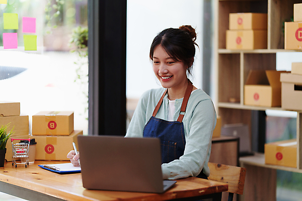 포토 JPG 해외이미지 여자 사업가 한명 웃음 상반신 성인 옆모습 노트북 작업 비즈니스우먼 사장 택배상자 성인여자한명만 해외202309 해외포토 직업 1 뷰포인트 비즈니스 표정 사람 전자제품 상자 직장인 택배 여자한명만 성인여자만 파일형식