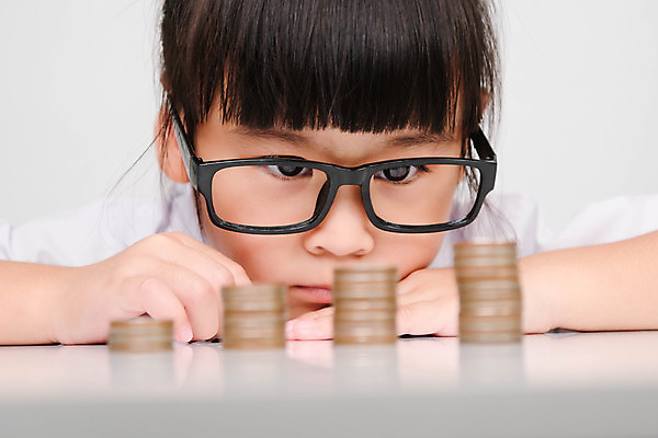 포토 JPG 해외이미지 라이프스타일 손 응시 여학생 교육 딸 행복 감정 어린이 백그라운드 돈 비즈니스 가족 탁자 성공 미래 설계 주택 한명 사람 동양인 금융 경제 쌓기 동전 성장 잡기 계산 투자 이익 결백 경영 넣기 해외202309 해외포토 1 학생 시선 여자 가구 컨셉 관계 모션 인종 건물 생활 신체부위 재산 파일형식