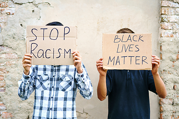 포토 JPG 해외이미지 백인 라이프스타일 배너 남자 포스터 백그라운드 컨셉 거리 미술 사람 소년 야외 두명 글로벌 검은색 회색 자유 흰색 잡기 메시지 닫기 경찰 민주주의 사인 문제 공정 서명 판지 무료 시범 연대 운동가 정치 항의 해외202309 해외포토 서양인 직업 어린이 컬러 모션 문화예술 생활 파일형식