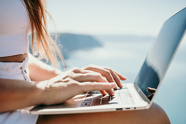 포토 JPG 해외이미지 직업 라이프스타일 여자 행복 커피 바다 여행 인터넷 비즈니스 통신 휴가 휴식 직장 관리 한명 사람 성인 해변 야외 물 노트북 컴퓨터 뷰티 여행객 공책 자유 타이핑 키보드 업무 작업 네트워크 바쁨 멀리 온라인 프리랜서 해외202309 해외포토 자연요소 1 감정 음료 컨셉 회사 문구용품 생활 전자제품 파일형식