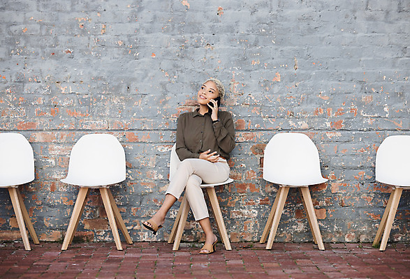 포토 JPG 해외이미지 전신 여자 의자 비즈니스 벽돌 한명 들기 앉기 성인 스마트폰 다리꼬기 통화 성인여자한명만 해외202309 해외포토 1 가구 모션 사람 핸드폰 스마트기기 여자한명만 성인여자만 파일형식