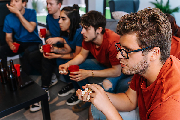 포토 JPG 해외이미지 백인 응시 여자 남자 음료 스포츠 함께함 농구 실내 대화 이벤트 여러명 취미 가로 친구 파티 축제 미식축구 축구 텔레비전 희망 우정 기쁨 모임 테니스 게임 관찰 부채 그룹 유머 집중 영화 동료 방송 하키 프로그램 필승 해외202309 해외포토 서양인 시선 감정 다수 컨셉 관계 모션 놀이 문화예술 말하기 사람 내부 전자제품 구기 우승 파일형식