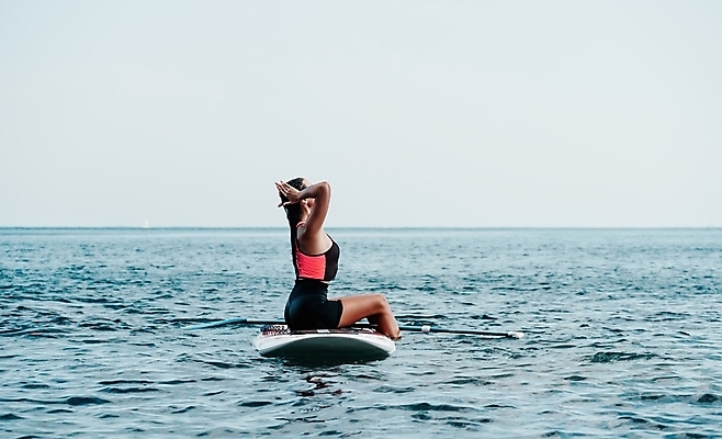 포토 JPG 해외이미지 라이프스타일 행복 실루엣 스포츠 바다 분홍색 여행 자연 하늘 휴가 휴식 건강 한명 서기 야외 물 비키니 운동 뷰티 여행객 일출 일몰 자유 서핑보드 서핑 저녁 서퍼 해외202309 해외포토 자연요소 1 수영복 감정 컬러 컨셉 모션 운동선수 촬영기법 사람 생활 노을 수상스포츠 보드_스포츠 야간 생태계 파일형식