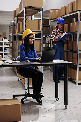 포토 JPG 해외이미지 전신 여자 남자 의자 노동자 실내 들기 앉기 동양인 성인 두명 옆모습 노트북 상자 작업 안전모 책상 물류창고 체크리스트 성인만 해외202309 해외포토 직업 뷰포인트 가구 모션 사람 인종 내부 전자제품 헬멧 안전장비 창고 파일형식