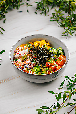 JPG 해외이미지 그릇 잎 오이 콩 사람없음 건강관리 신선 나무바닥 연어 건강식 김가루 맛살 포케 해외202309 해외포토 포토 식물 식기 음식 채소 곡류 바닥 건강 관리 어류 김_해조류 가루 파일형식