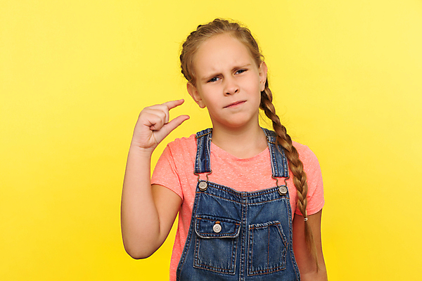 포토 JPG 해외이미지 백인 손 여자 감정 어린이 손가락 실내 한명 사람 우주 희망 표현 찡그림 작음 질문 측정 걱정 눈금 치수 보여주기 구걸 고립 노란배경 엮은 인치 장식술 필요 해외202309 해외포토 서양인 1 백그라운드 컨셉 모션 표정 내부 신체부위 장식 노란색 크기 파일형식