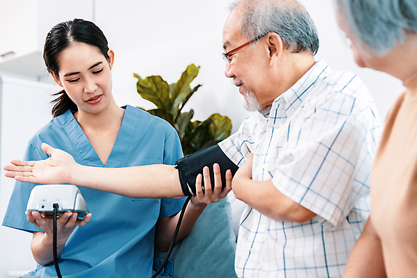 포토 JPG 해외이미지 여자 할아버지 노년 남자 행복 안경 할머니 화초 병원 들기 동양인 상반신 옆모습 세명 손들기 마주보기 건강관리 환자 간호사 혈압계 혈압측정 해외202309 해외포토 식물 잡화 감정 뷰포인트 의학 의료기기 모션 건강 관리 사람 인종 성인 의료진 측정 혈압 파일형식