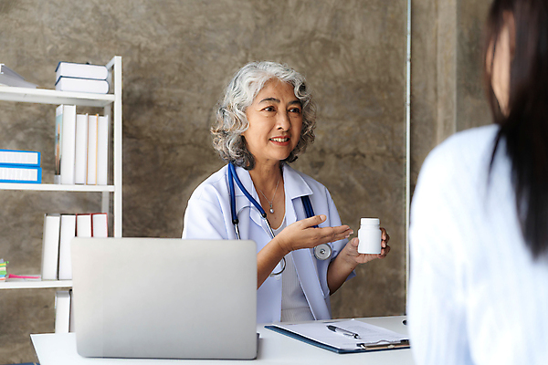 포토 JPG 해외이미지 여자 노년 할머니 청진기 책장 건강 병원 앉기 상반신 성인 두명 옆모습 치료 책 노트북 펜 환자 의사 가리킴 도움 약병 책상 검사_조사 돌봄 서류판 여자만 해외202309 해외포토 뷰포인트 가구 컨셉 의학 의료기기 모션 사람 손짓 전자제품 필기구 약 사무용품 의료진 병_담는 파일형식