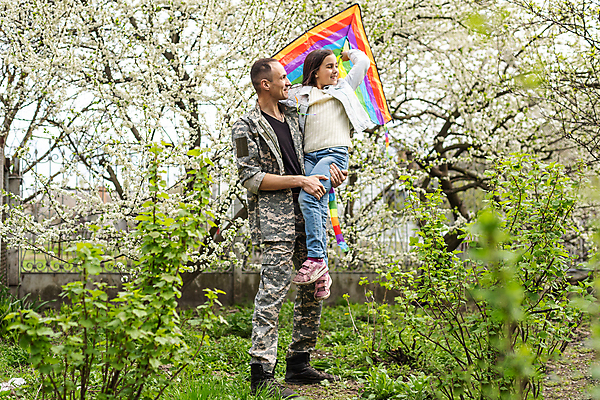 포토 JPG 해외이미지 전신 여자 남자 행복 어린이 유니폼 패턴 가족 포옹 함께함 꽃나무 들기 성인 두명 옆모습 정원 군인 연 해외202309 해외포토 나무 직업 옷 꽃 감정 뷰포인트 컨셉 무늬 관계 안기 모션 사람 놀이용품 국군 파일형식