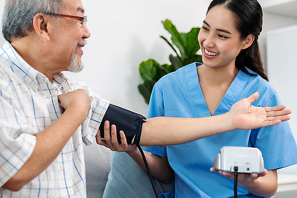 포토 JPG 해외이미지 여자 할아버지 노년 남자 행복 안경 화초 병원 들기 앉기 동양인 상반신 두명 옆모습 소파 손들기 건강관리 환자 간호사 혈압계 혈압측정 해외202309 해외포토 식물 잡화 감정 뷰포인트 의자 의학 의료기기 모션 건강 관리 사람 인종 성인 의료진 측정 혈압 파일형식