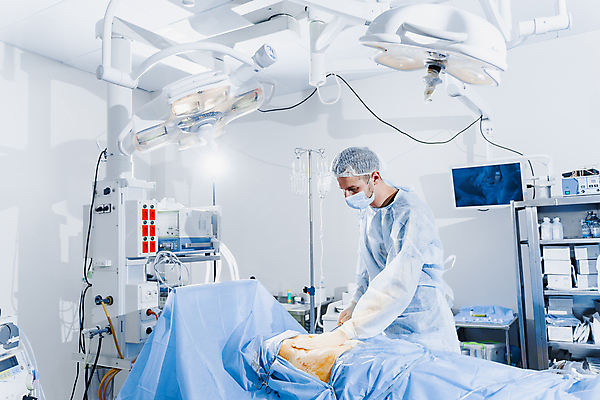 포토 JPG 해외이미지 백인 직업 라이프스타일 손 여자 선 백그라운드 신체 건강 병원 사람 두명 치료 뷰티 약 화장품 장비 환자 간호사 의사 흰색 잡기 업무 수술 몸무게 플라스틱 피부 흔적 몸통 외과 순서 돌봄 복부 셀룰라이트 해외202309 해외포토 서양인 컬러 의학 모션 재질 생활 신체부위 의료진 작업 파일형식