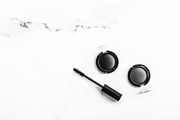 포토 JPG 해외이미지 사람없음 검은색 원형 흰배경 마스카라 대리석 아이섀도 마블링 카피스페이스 해외202309 해외포토 도형 컬러 백그라운드 재료 화장품 공백 흰색 파일형식