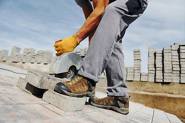 포토 JPG 해외이미지 남자 건축 작업복 공사 한명 성인 옆모습 건설현장 하반신 작업 보행로 톱 톱질 화강암 성인남자한명만 건설근로자 해외202309 해외포토 직업 1 옷 길 뷰포인트 모션 건설업 사람 암석 공구 남자한명만 성인남자만 파일형식