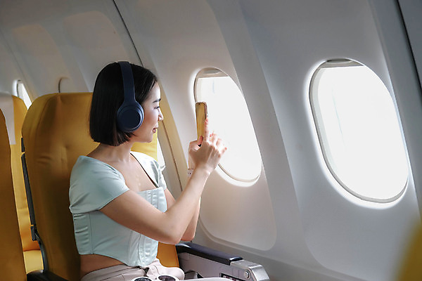 포토 JPG 해외이미지 여자 의자 비행기 한명 앉기 동양인 상반신 성인 옆모습 스마트폰 촬영 헤드셋 승객 기내 성인여자한명만 해외202309 해외포토 1 뷰포인트 음향기기 가구 항공교통 모션 대중교통 사람 인종 핸드폰 스마트기기 헤드폰 공공장소 여자한명만 성인여자만 파일형식