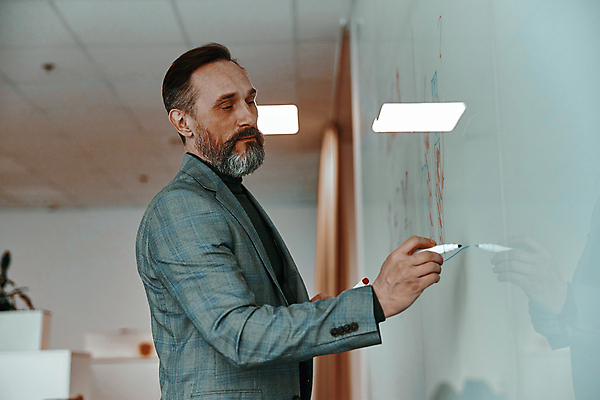 포토 JPG 해외이미지 백인 직업 1 손 남자 백그라운드 생각 비즈니스 교실 표시 회의 설계 수염 실내 창조 한명 서기 사람 성인 옆모습 금융 스터디 사무실 평화 방 흰색 기록 작업 비즈니스맨 발표 스케치 컨설턴트 그림 화이트보드 배려 세금 카피스페이스 해외202309 해외포토 서양인 교육 뷰포인트 컬러 컨셉 학교 모션 미술 내부 신체부위 경제 학습 공백 직장인 전문직 상담 파일형식