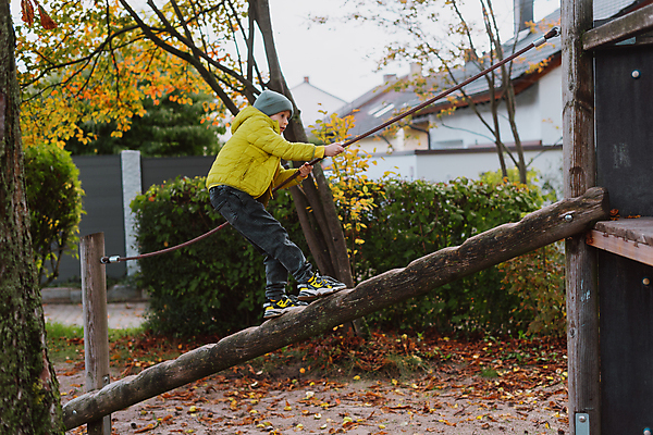 포토 JPG 해외이미지 백인 라이프스타일 공원 행복 어린이 스포츠 장난 학교 놀이 한명 사람 소년 야외 파란색 봄 유치원 기쁨 게임 아기 미끄럼틀 놀이터 작음 긍정 걸음마 해외202309 해외포토 서양인 1 계절 공공시설 교육 남자 감정 컬러 컨셉 모션 생활 놀이기구 크기 파일형식